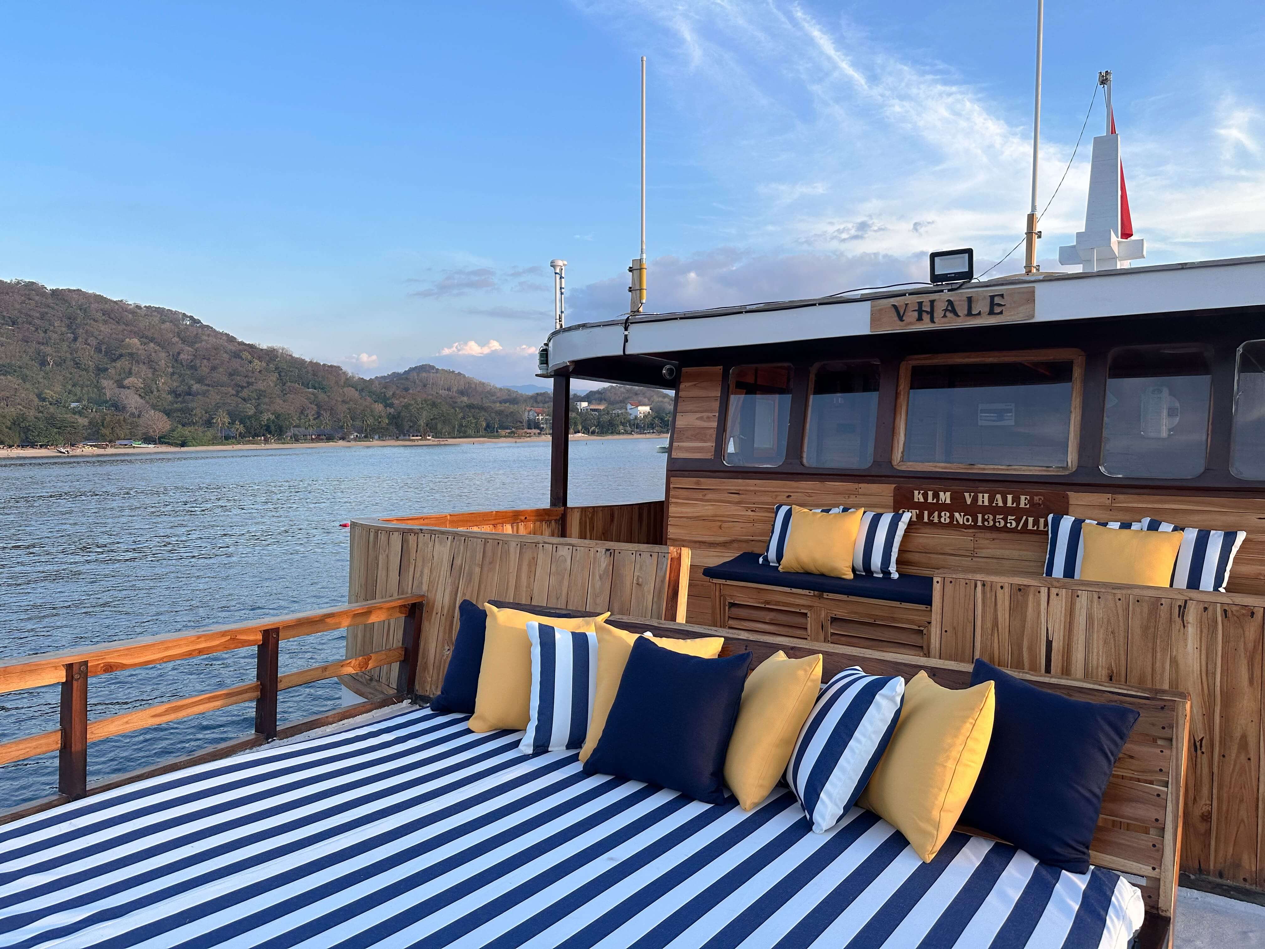 VHALE Phinisi sailing