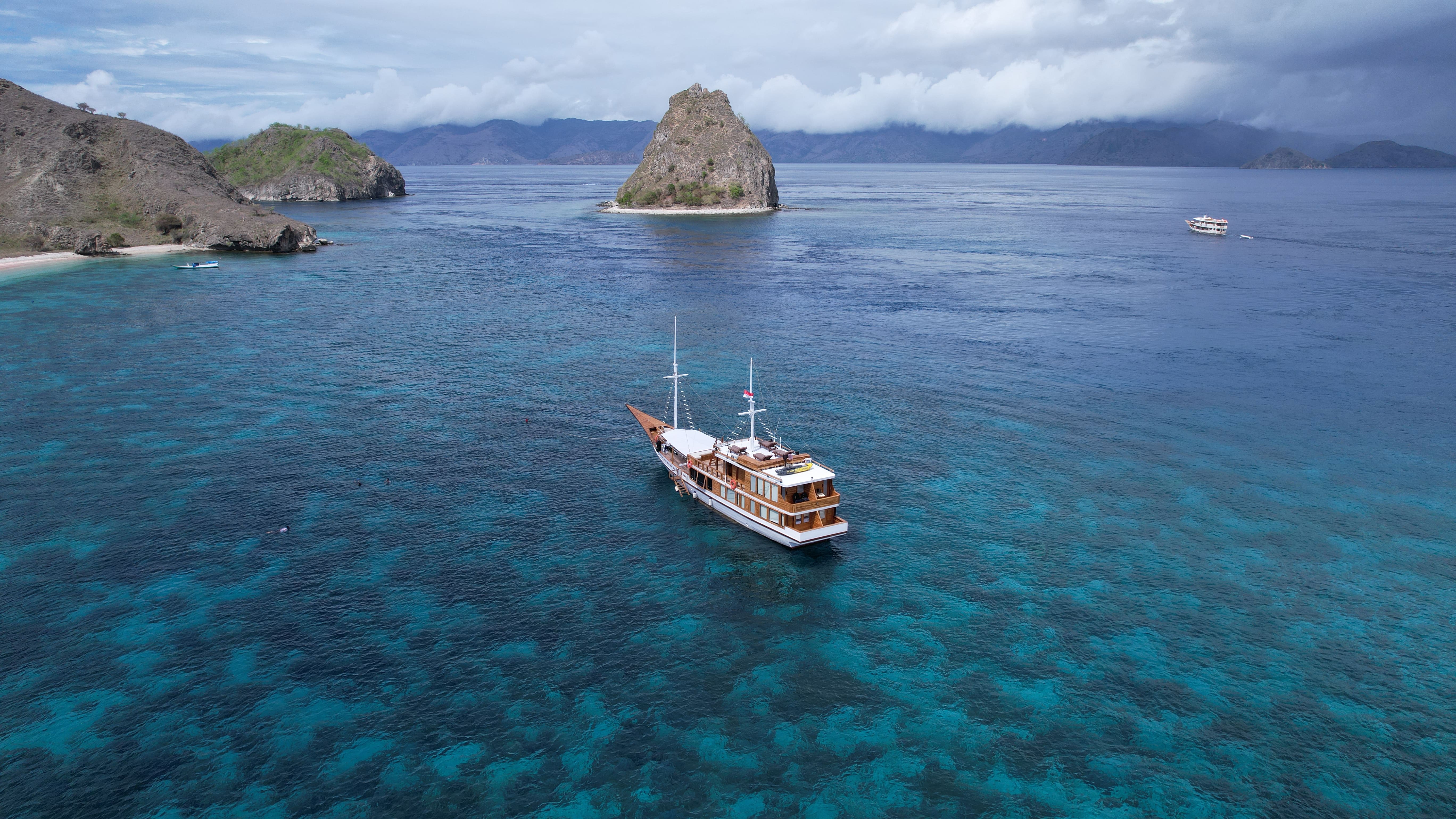 Supratours liveaboard cruising Labuan Bajo, Komodo National Park — trip packages & private charters
