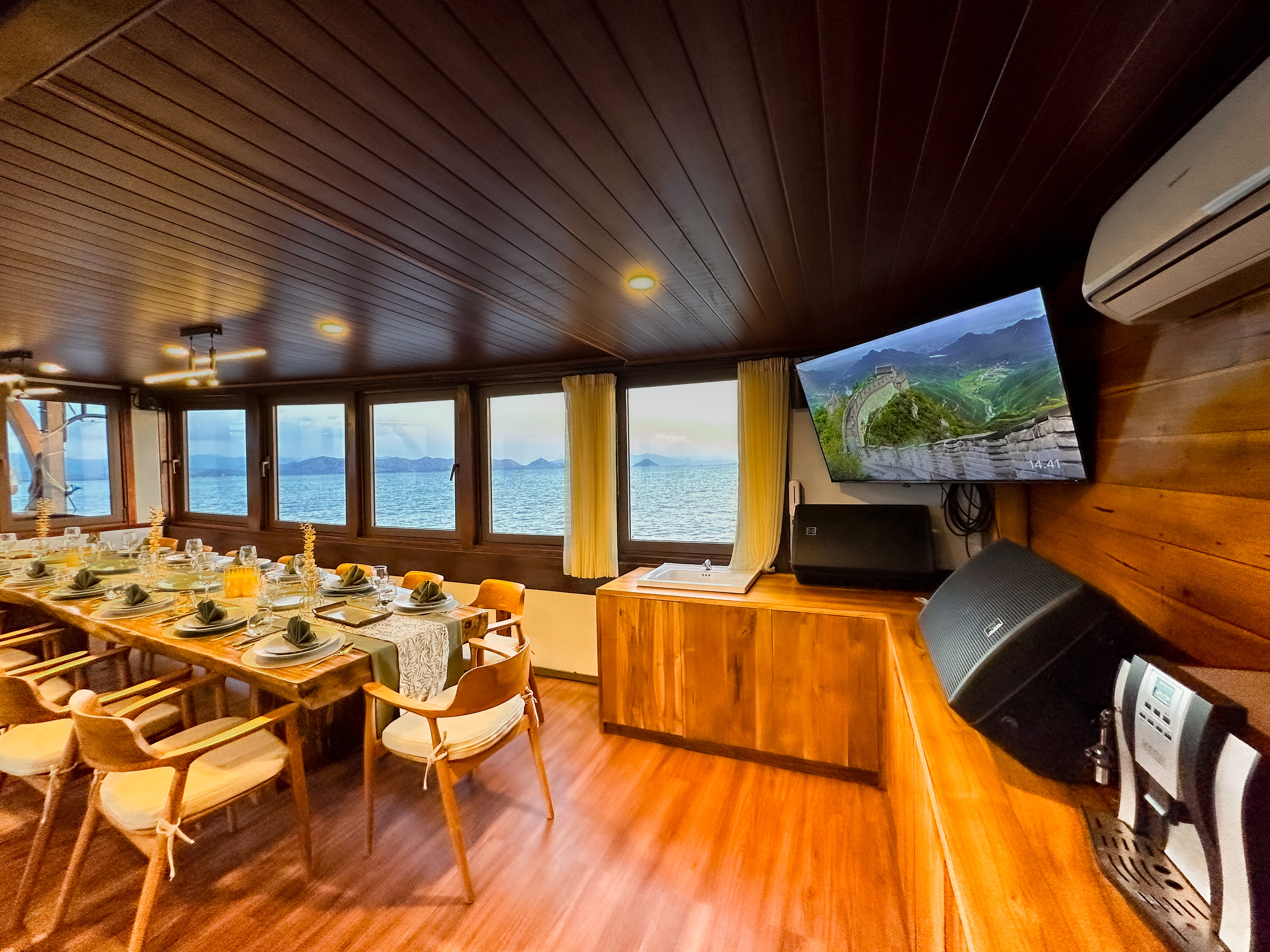 Turquoise bay near Labuan Bajo